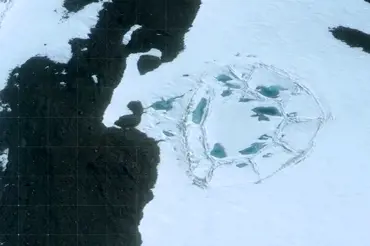 Družice zachytila v Antarktidě obří oválný prstenec připomínající starověké hradiště. Výzkum je nemožný
