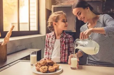 Pití mléka: Jak to udělat, aby nám mateřské mléko jiného druhu neškodilo