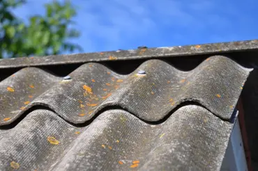 Bezpečná likvidace eternitové střechy je kvůli azbestu náročná. Nač dát pozor?