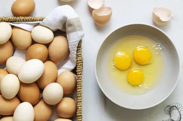 Znáte rozdíl mezi hnědými a bílými vejci? Měli byste. Je zásadní a může vám ušetřit velkou nepříjemnost