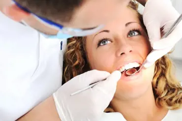 Češi jeden podstatný krok v péči o zuby vynechávají, a proto nemají hezké úsměvy