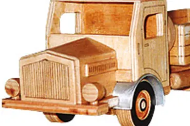 Dřevěný náklaďák s koly, která kopírují terén; skvělá hračka