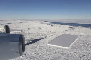 Družice vyfotily v Antarktidě záhadný ledový obdélník velkosti Moravskoslezského kraje