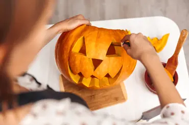 Halloween se blíží! Vydlabejte dýni a ozdobte domov podzimními dekoracemi, které vydrží. Tady je návod