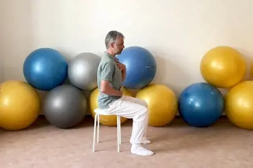 Cvičení na židli pro zdravá záda (pánev)