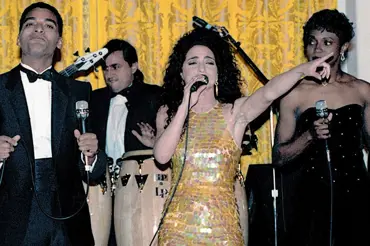 Pamatujete na královnu diskoték? Gloria Estefan slaví 64 let a vypadá k světu