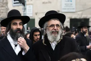 Ultraortodoxní židé: Muži, kteří se nedívají na ženy a zákaz chytrých telefonů