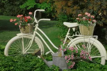Staré kolo jako originální zahradní dekorace: Umístěte na něj rozkvetlé květináče