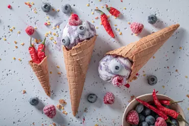 Šílené zmrzlinové trendy: Milovníci experimentů sází na jahodu s chilli, slané zmrzliny a divokost
