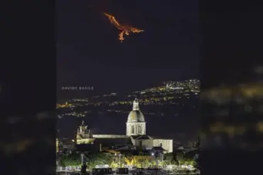Nad sopkou Etnou se objevil legendární ohnivý pták Fénix. Takové záběry se podaří vyfotit jednou za život