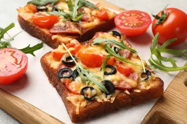 Mini pizzy z toustového chleba: Skvělá a rychlá svačina či večeře pro celou rodinu