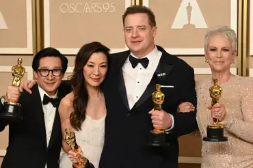 Zajímavosti z Oscarů: Návrat skandální facky, nahé šaty a žádný červený koberec