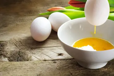 Jak úplně bez námahy vyfouknout vejce na kraslice: Geniální triky! Podívejte se