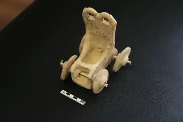 Vědci vykopali z hrobu 5000 let starý předmět, co vypadá jako autíčko. Jsou z toho zcela zmatení