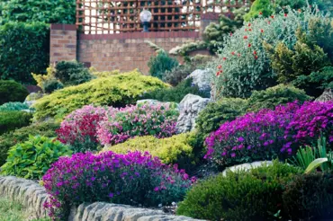 Zahrada ve svahu: Jednoduché suché zídky, schody a terasy z ní udělají ráj