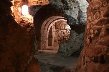 Vědci zjistili, že pod většinou Evropy se nachází síť prastarých tunelů. Kdo a proč je vyhloubil, netuší