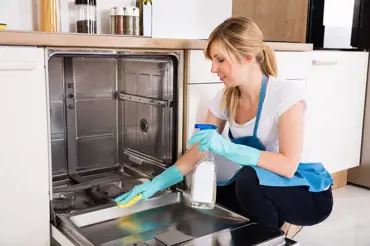 Jak vyčistit myčku na nádobí? Rady profi uklízeček i zázračný domácí čistič za pár korun