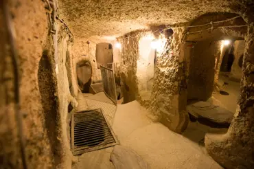 Dělníci stavěli domy a prokopli se do obrovského tunelu. Objevili záhadný podzemní svět jako z pohádky