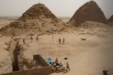 Vědci sestoupili do pyramidy v súdánské poušti. Našli chodbu zatopenou vodou a v ní fantastický objev