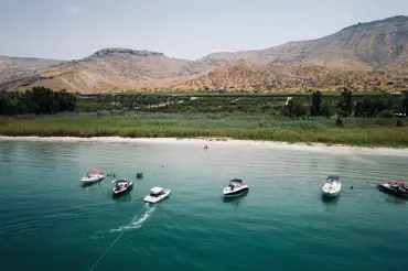 Na dně Galilejského jezera vědci našli záhadnou věc starší než pyramidy. Je vidět i ze satelitu