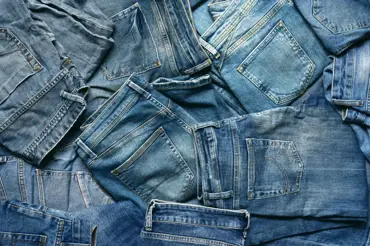 Co vyřadit ze šatníku: Vyhoďte úzké džíny i dobře padnoucí sako. Nejhorší je speciální typ tenisek