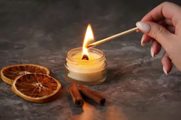 Vyrobit si svíčku není věda: Stačí vám vhodná nádoba a máte skvělou vánoční dekoraci