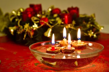Zpestřete si vánoční svátky: Známé i méně známé adventní tradice, které vaši rodinu stmelí