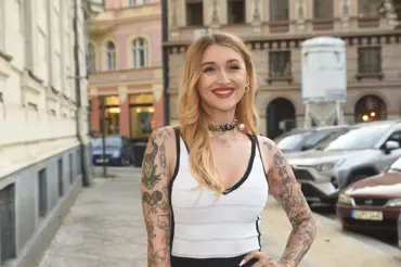 Raperka Sharlota boduje v nové české komedii díky krásnému tetovanému tělu