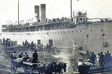 Tragédie parníku SS Eastland: Převrátil se hned v přístavu, zemřelo 850 lidí
