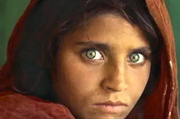 Vzpomínáte na Afghánskou Monu Lisu z obálky National Geographic? Po 40 letech ji vypátrali. Toto je ona!