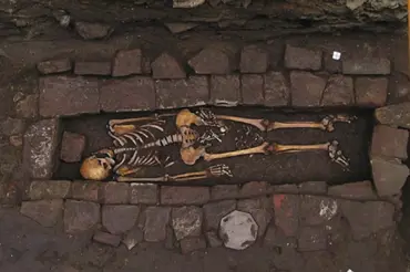 Středověký hrob vydal hrozné tajemství: Žena s dírou v lebce v něm porodila dítě