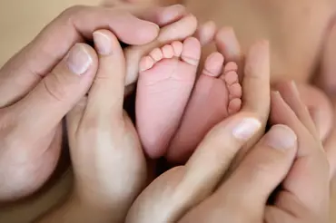 Otec dítěte, nebo budoucí babička: Koho je lepší přizvat k porodu?