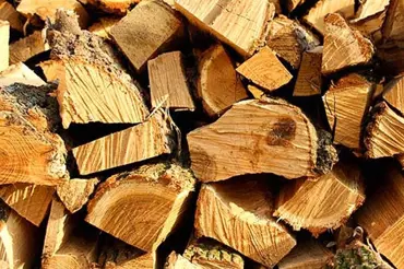 Proč topit suchým dřevem, kdy přikládat brikety a pelety