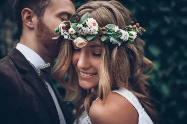 Květinová čelenka: Romantický svatební trend, který nemusí stát téměř nic
