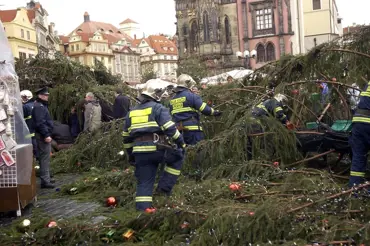 Zřícení vánočního stromu na Staroměstském náměstí vyvolalo ostré střety a válku právníků o odškodnění