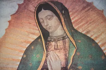 Vědci prohlíželi mikroskopem obraz Panny Marie z Guadalupe. Našli záhadu, co jim vyrazila dech