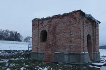 Na Tachovsku znovu staví zničenou barokní kapli. Podívejte se