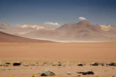 Pouště Atacama se pokryla roztaveným sklem. Je to dar z nebes, tvrdí vědci