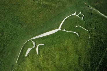 Záhada bílého koně: Vědci přemýšlejí, k čemu 3000 let stará obří kresba slouží