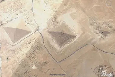 Satelit zachytil na Sahaře záhadné stavby. Vypadají jako pyramidy v Gíze, ale jsou 3x větší. Podívejte!