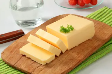 Jak mít hned připravené máslo z lednice k natírání? Stačí vám obyčejná sklenice s vodou