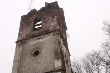Kostel v Rudníku se za komunismu proměnil v ruinu. Bourat se nebude