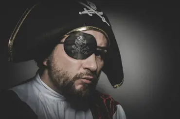 Proč nosili piráti pásku přes oko, i když ho měli? Mohla jim zachránit život