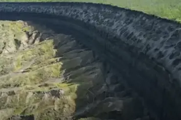 Na Sibiři se otevírá země. Dron natočil úžasné záběry skutečné brány do podsvětí, podívejte se!