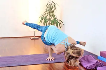 Video: Vypiluj jógovou pozici. Vrána na straně