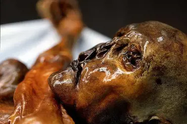 Byla objevena kostra Ötziho přítelkyně. Ležela v podivné poloze na boku 5000 let