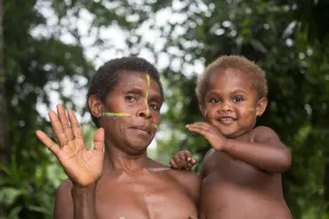 Tito krásní, podivní lidé z Melanésie jsou nejspíš potomky dosud neznámého pravěkého druhu