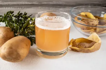 Pijte šťávu ze syrových brambor. Tento elixír zdraví pomáhá na špatný žaludek a zpomaluje stárnutí