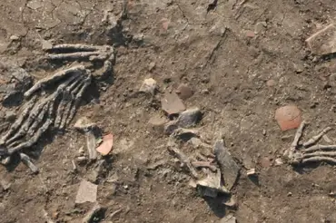 Archeologové našli v Egyptě jámu a v ní něco strašlivého. Ať se stalo cokoliv, bylo to superkruté