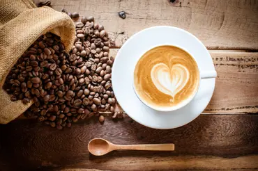 Historie kávy a proč nemá chutnat hořce: Káva změnila jídelníček, kupovali ji jen bohatí